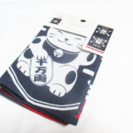 【レビュー】100均 セリア【手ぬぐい風タオル 帆前掛け招き猫柄】猫です猫、招き猫。こういうのでいんですよ!