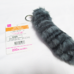 【レビュー】100均 ダイソー【しっぽキーホルダー (A)】猫とは書いてないがどう考えても猫の尻尾でマジで猫の尻尾に近いですこれw