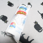 【レビュー】100均 ダイソー【落ち落ちV カーペット用粘着クリーナー スペアテープ 螺旋状カット】比較的剥がしやすくて便利かも